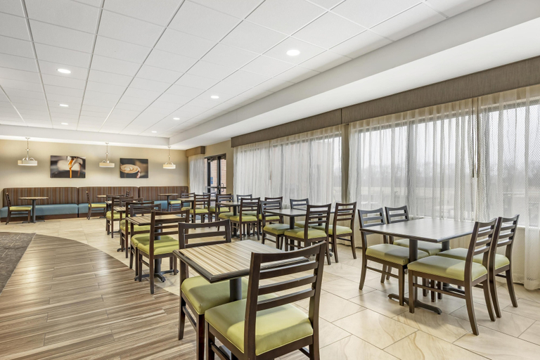 Food & Drinks 5, Best Western Plus Centralia Hotel & Suites, Clinton