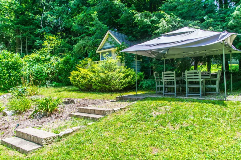 Room 5, Historic 4BR Colonial w Pool Table Fire Pit, Henderson