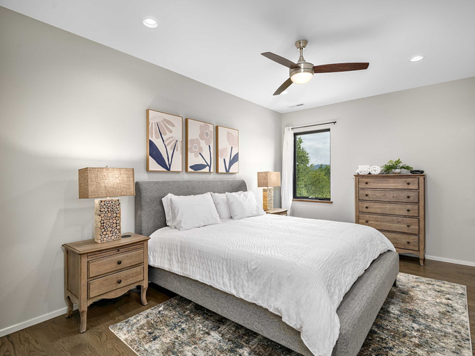 Room 2, Luxe 5BR w Home Theater Pool Table Firepit, Buncombe