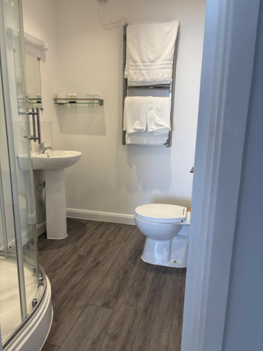 Bathroom, Navigator Hotel, West Sussex