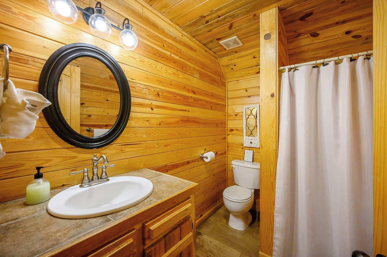 Bathroom 4, Kodiak Bear-hot Tub-playground-location!, McCurtain
