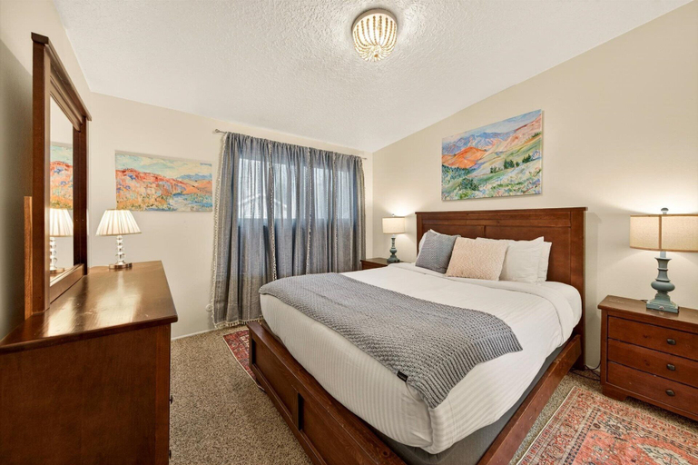 Bedroom 3, Red Ivy #5, Ada