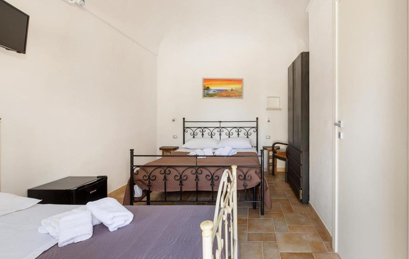 Room 5, 1791 B B Mariano - Camera Tripla, Brindisi