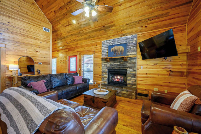 Living area 5, Kodiak Bear-hot Tub-playground-location!, McCurtain