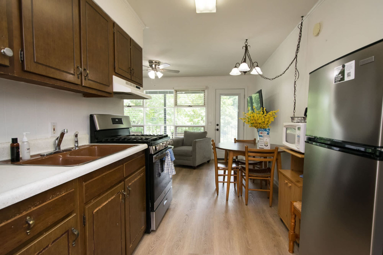 Room 2, Lakeview 1BR Condo w Deck Walk to Village, Henderson