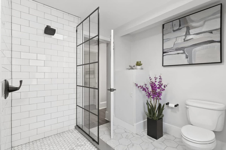 Room 4, Modern 1BR w Workspace Walk to Shops Parks, Buncombe