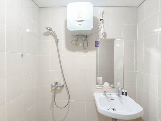 Bathroom 4, White Tone 1BR for 2 Pax at Parahyangan Residence By Travelio, Bandung