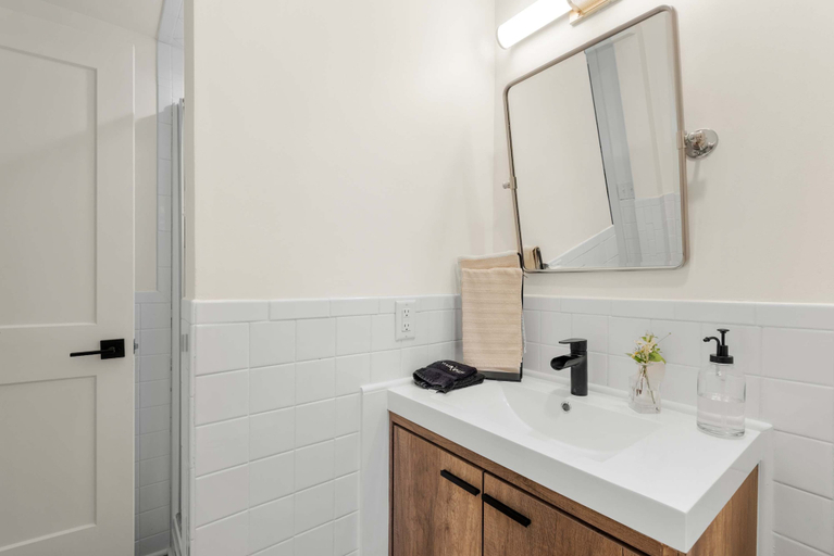 Room 2, 5BR Estate w Guesthouse Private Waterfall Trail, Henderson
