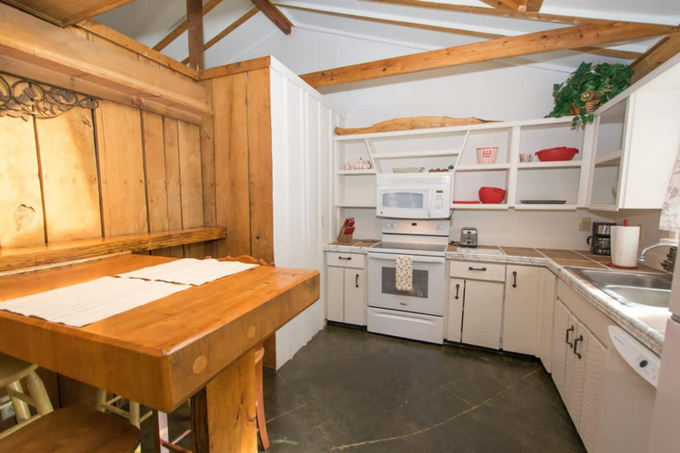 Room 3, Artsy 2bdr Cottage w Free Tix 5 Min to Main St, Henderson