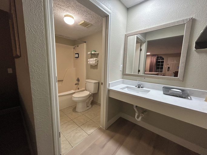 Bathroom 5, Americana Inn, Chester