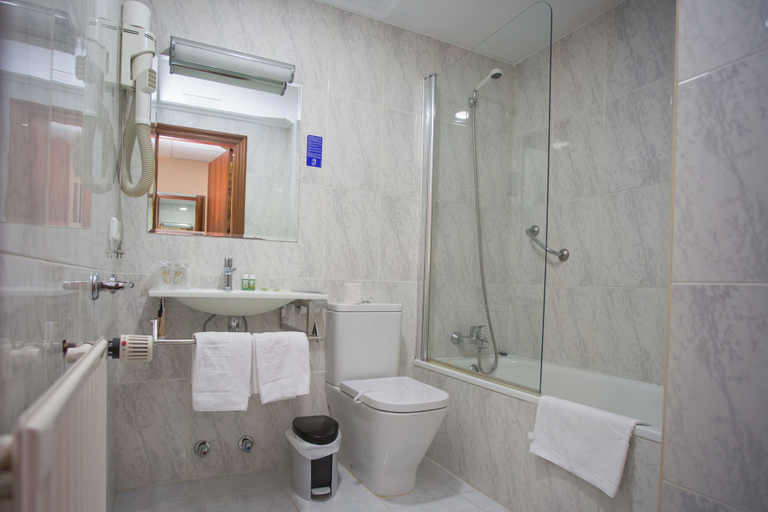 Bathroom 4, Hotel Yerri, Navarra
