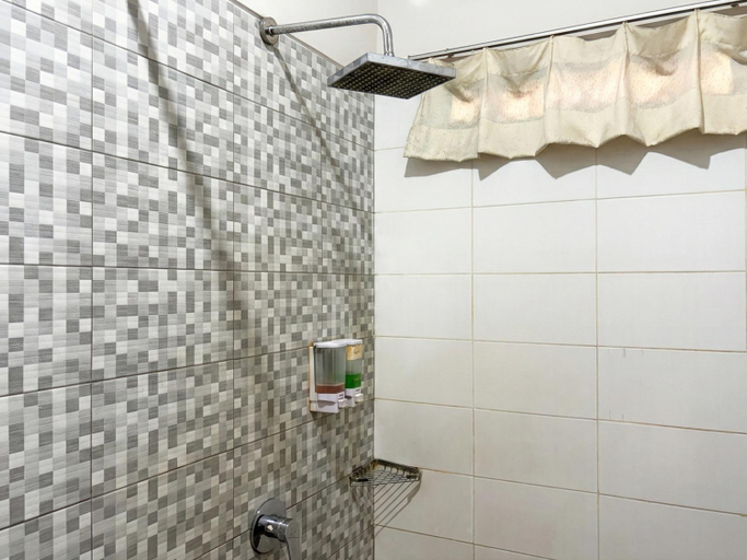 Bathroom 3, Putu's Paradise Guesthouse, Gianyar