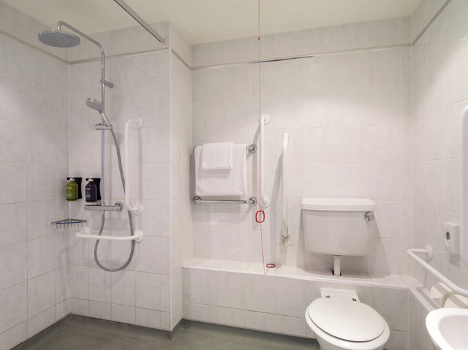 Bathroom 4, Garner Hotel CHESTERFIELD NORTH by IHG, Derbyshire