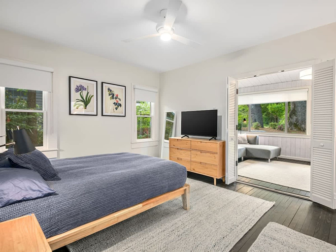 Room 3, Spacious 3BR Cottage w Epic Patio Walk to Town, Polk