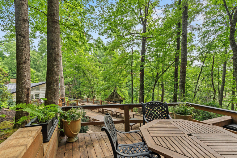 Room 2, Luxe 3BR w Private Waterfall 15 min to Town, Henderson