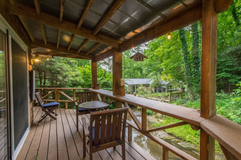 Room 4, 5BR Estate w Guesthouse Private Waterfall Trail, Henderson