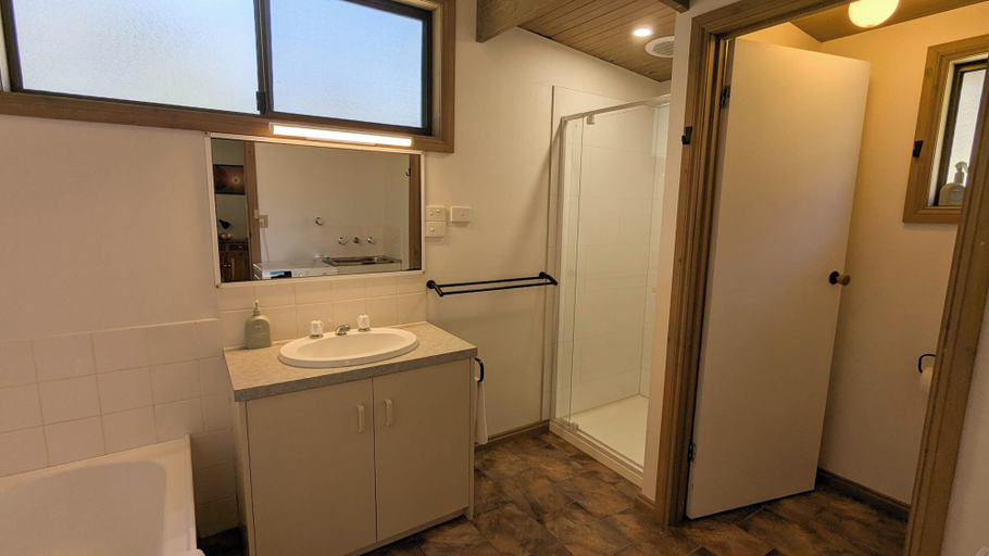 Bathroom, Wonderland Cottages, N. Grampians - Stawell