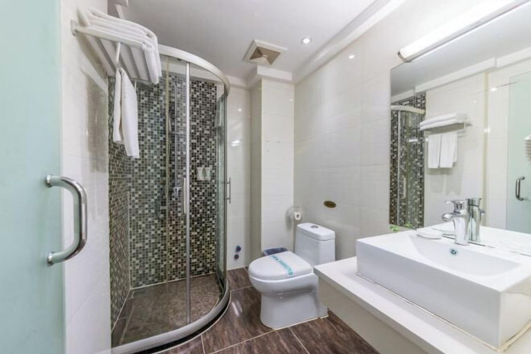 Bathroom 3, Jinhai'an Sunshine Holiday Hotel, Guilin