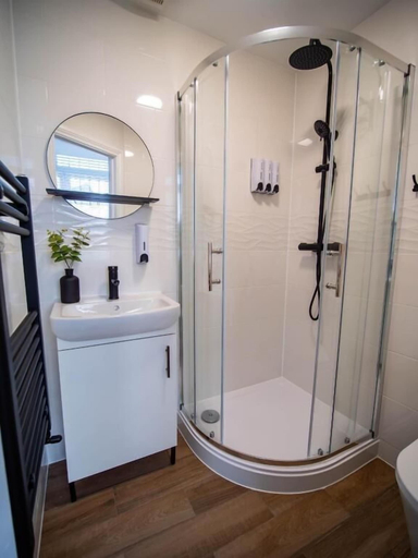 Bathroom 3, Apart Hotel Rugby, Warwickshire