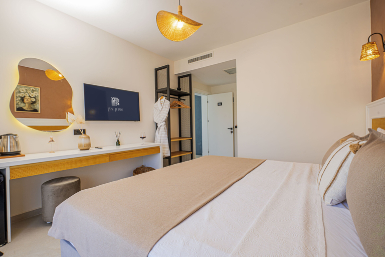 Room 5, Lyse Jülide, Çeşme