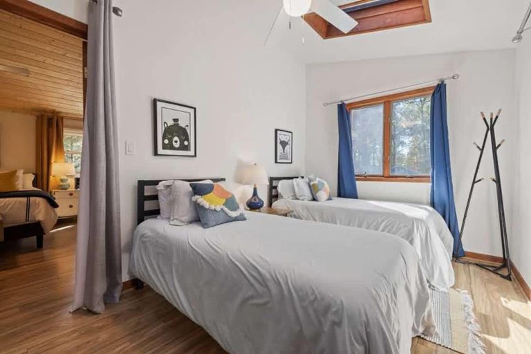 Room 4, Bright 2BR House w Sunroom Firepit Near Trails, Henderson