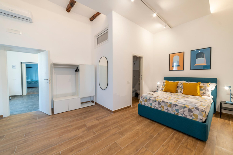 Room 1, Il Vicoletto Maiorani 39, Napoli