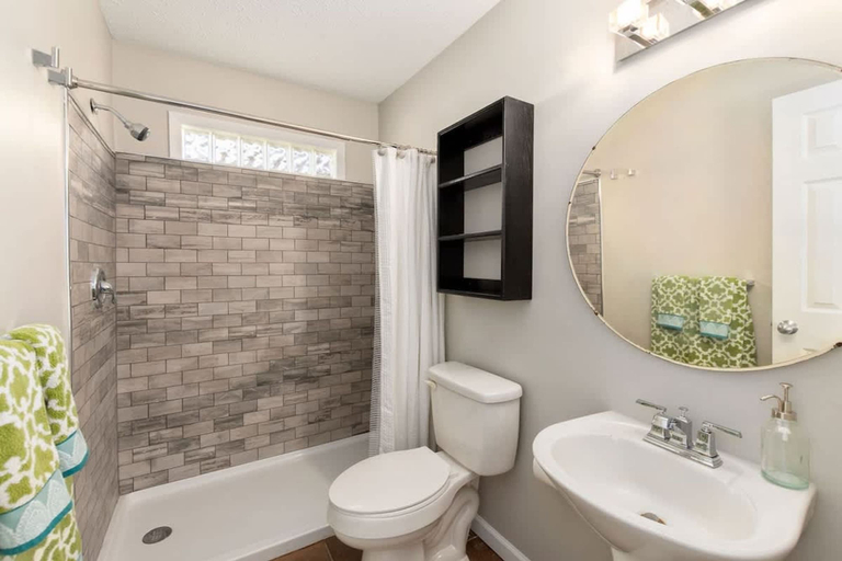 Room 4, Cheerful Studio w Patio Steps From Everything, Buncombe