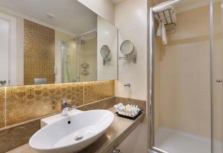 Bathroom 5, Kirman Belazur Resort & Spa, Serik