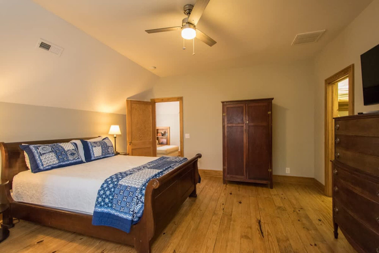 Room 2, Lakefront 3BR w Private Dock Firepit Free Tix, Polk