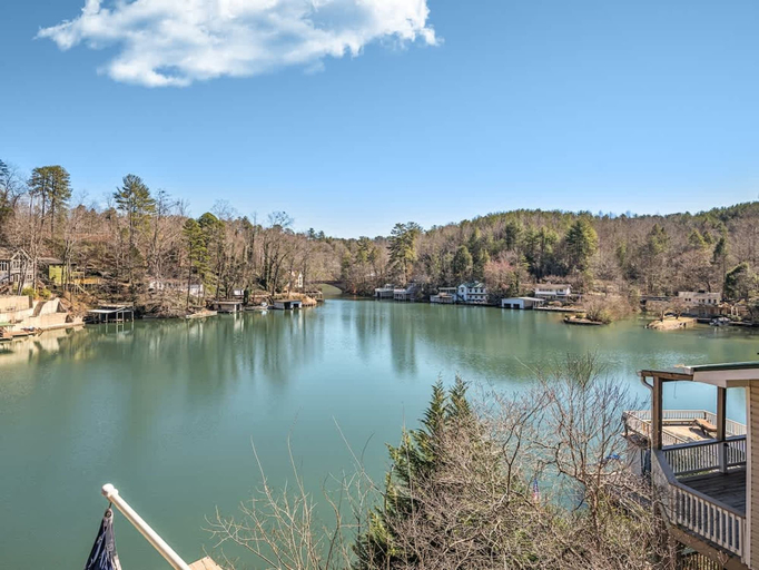 Room 3, Lakefront 4BR w Screened Porch, Rutherford