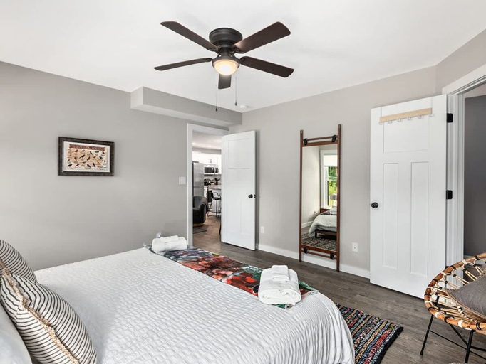 Room 3, Spacious 3BR Retreat w Game Room Near Pisgah, Buncombe