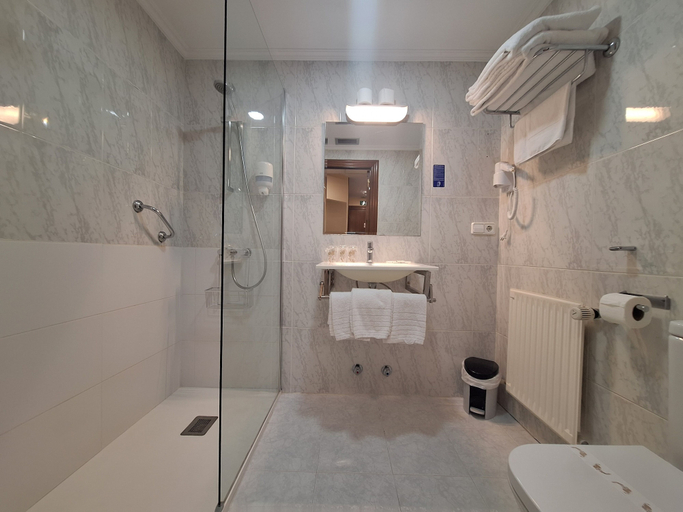 Bathroom 4, Hotel Yerri, Navarra