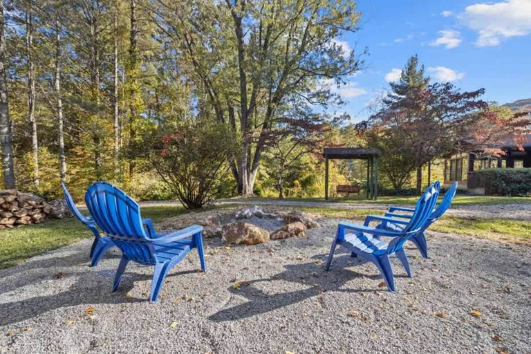 Room 2, Bright 2BR House w Sunroom Firepit Near Trails, Henderson
