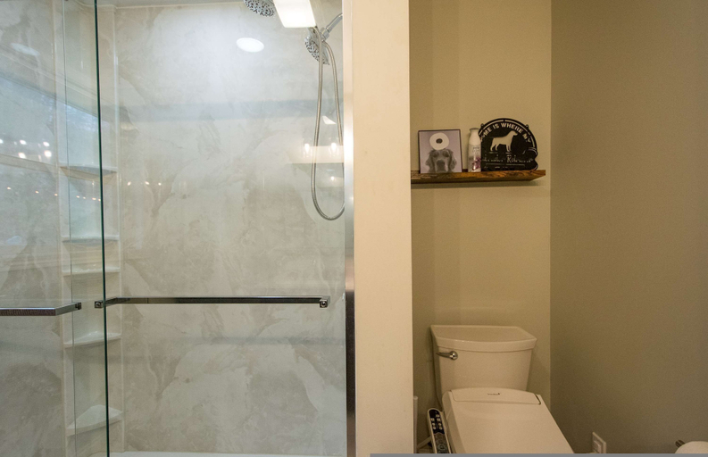 Room 5, Spacious 4BR Retreat w Free Tix Fire Pit Grill, Buncombe