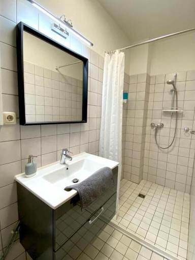 Bathroom 5, Hana Aparthotel, Stormarn