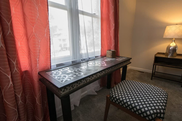 Room 2, Charming 2BR Townhouse w Patio Walk to Main St, Henderson