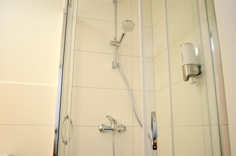 Bathroom 4, Hana Aparthotel, Stormarn