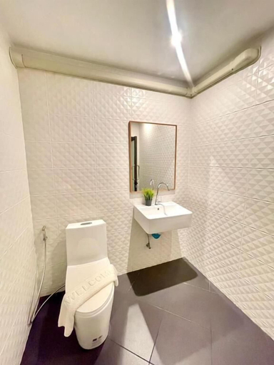 Bathroom 3, AZZ Hotel, Muang Chiang Mai