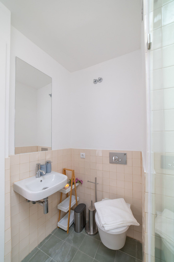 Bathroom 2, São Bento, Lisbon