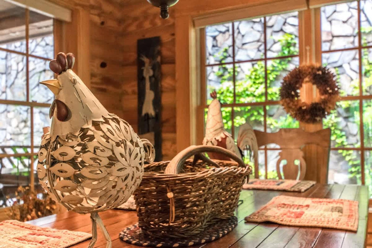 Room 4, Stylish 3BR Log Cabin w Fire Pit Near Trails, Henderson