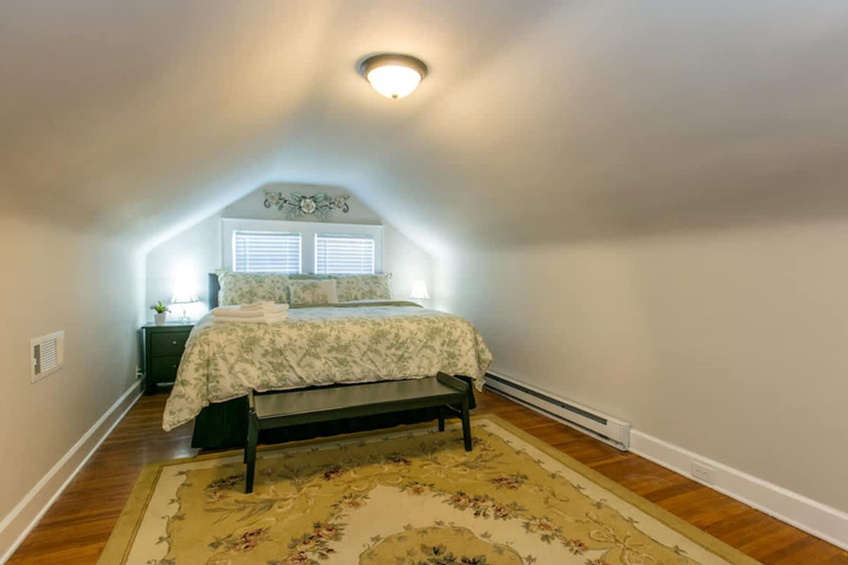 Room 3, Roomy 5BR Bungalow w Backyard Close to Downtown, Henderson