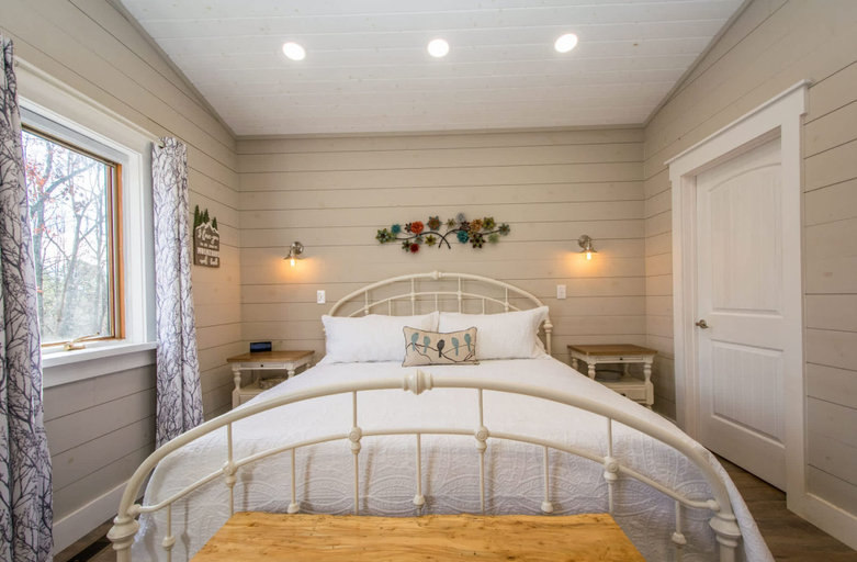 Room 4, Rustic-chic 2BR Cabin w Clawfoot Tub Near Trails, Henderson