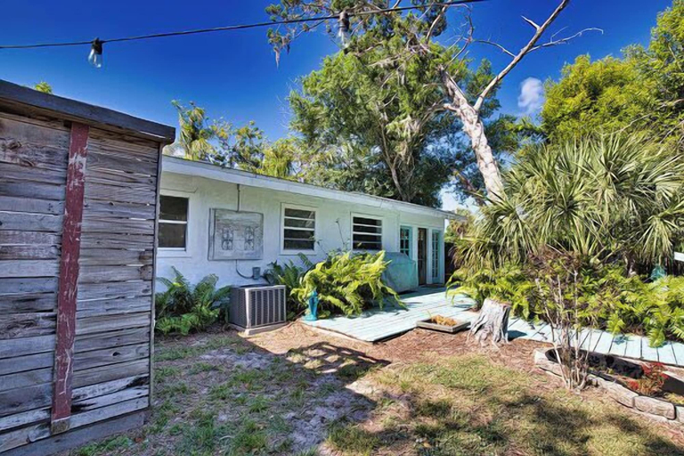 Room 2, Pet Friendly Firepit Minutes to Beach Sleeps 6, Sarasota