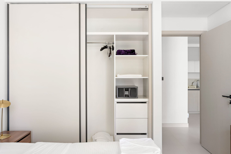 Room 4, Marina Apartment w Building Pool gym Balcony, Dubai