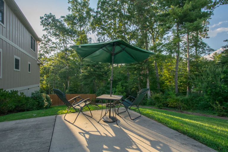 Room 4, 3BR Retreat Ensuite Baths Fire Pit, Buncombe