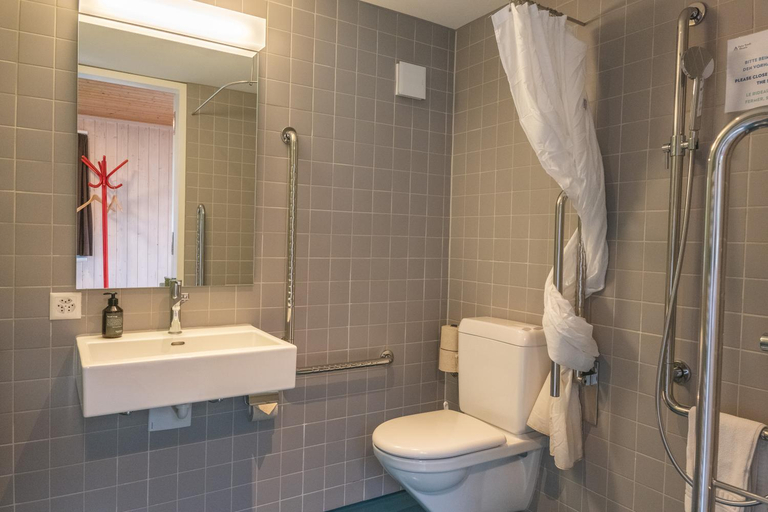 Bathroom 3, Brienz Youth Hostel, Interlaken