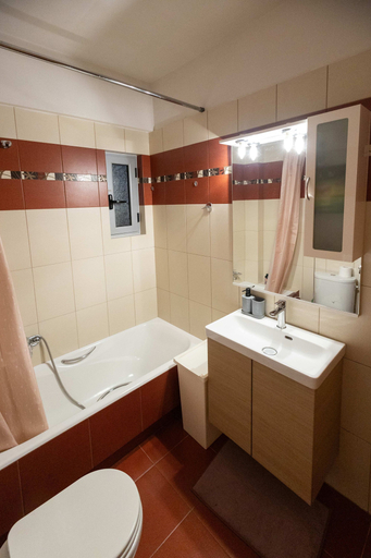 Room 2, Nancy View Apartment - Right Next to the Airport, Attica