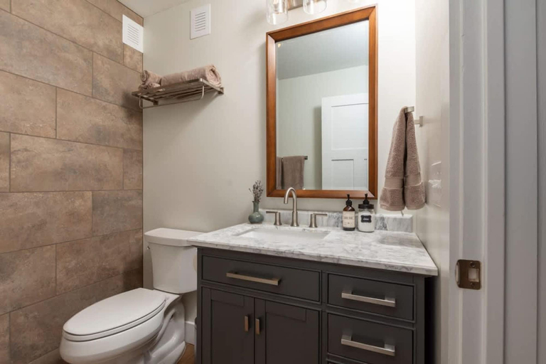 Room 5, Eco-luxe 1bdr w Patio Free Tix Near Biltmore, Buncombe