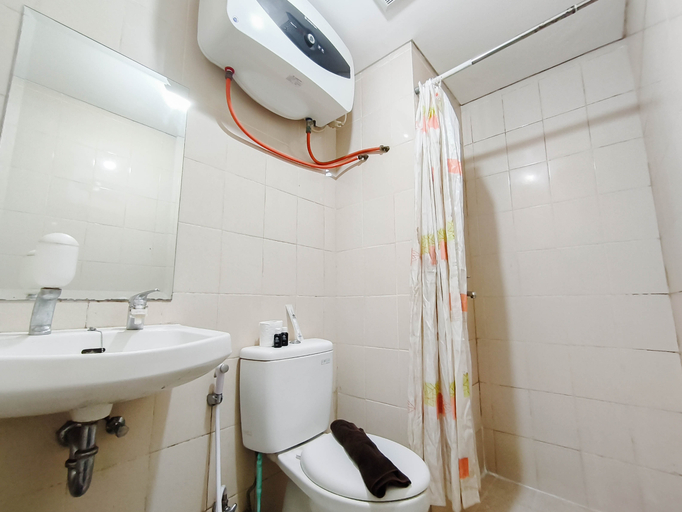 Bathroom 4, Bright and Simple 2BR Apartment at Parahyangan Residence By Travelio, Bandung