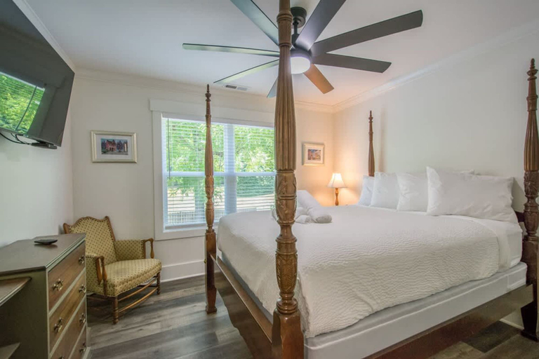 Room 3, Charming 3BR w Balconies Walk to Flat Rock Playhouse, Henderson